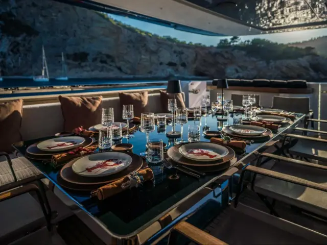 ALVIUM | Ferretti Custom Line 106 — 19 / 44
