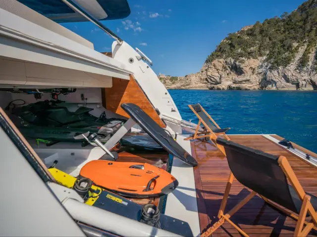 ALVIUM | Ferretti Custom Line 106 — 21 / 44