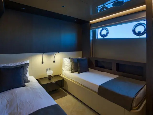 ALVIUM | Ferretti Custom Line 106 — 39 / 44