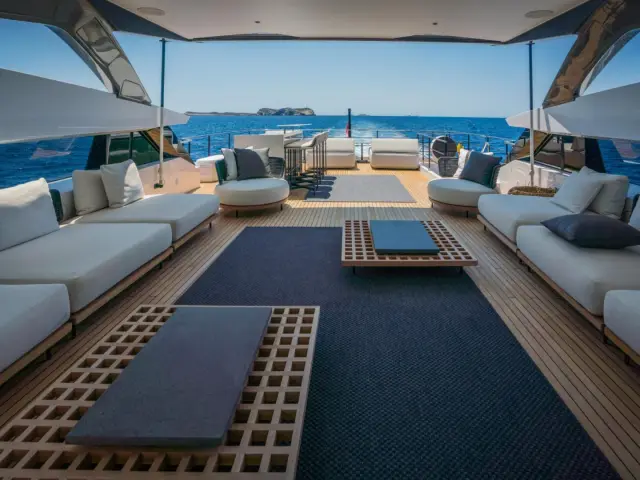 ALVIUM | Ferretti Custom Line 106 — 17 / 44