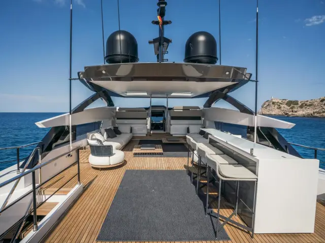 ALVIUM | Ferretti Custom Line 106 — 15 / 44