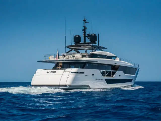 ALVIUM | Ferretti Custom Line 106 — 4 / 44