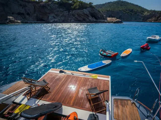 ALVIUM | Ferretti Custom Line 106 — 9 / 44