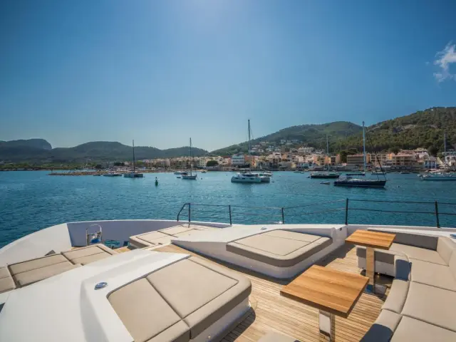ALVIUM | Ferretti Custom Line 106 — 13 / 44