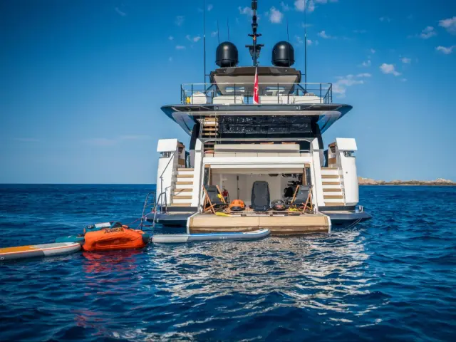 ALVIUM | Ferretti Custom Line 106 — 8 / 44