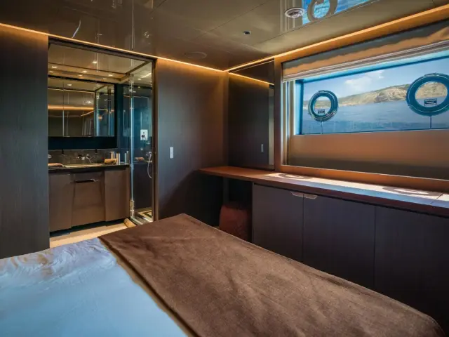 ALVIUM | Ferretti Custom Line 106 — 32 / 44