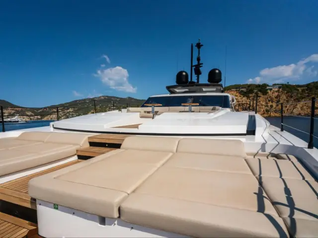 ALVIUM | Ferretti Custom Line 106 — 12 / 44