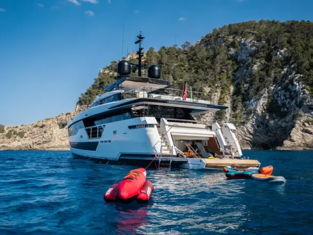ALVIUM | Ferretti Custom Line 106 — 5 / 44