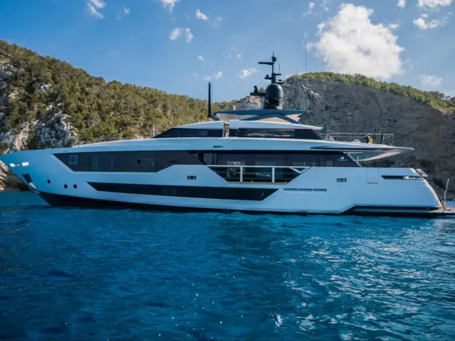ALVIUM | Ferretti Custom Line 106 — 2 / 44