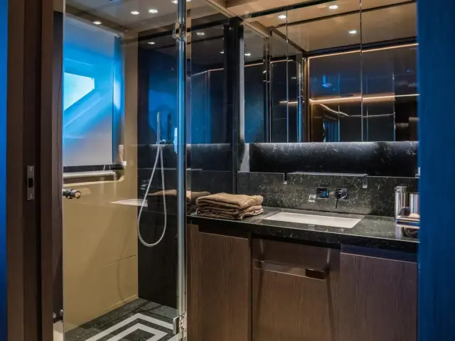 ALVIUM | Ferretti Custom Line 106 — 33 / 44