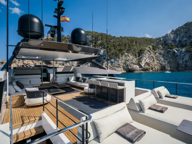 ALVIUM | Ferretti Custom Line 106 — 16 / 44