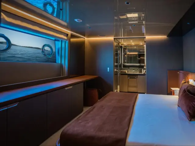 ALVIUM | Ferretti Custom Line 106 — 37 / 44