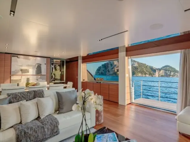 SOUTH | Custom Line Navetta 33 — 25 / 50
