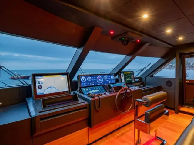 SOUTH | Custom Line Navetta 33 — 30 / 50