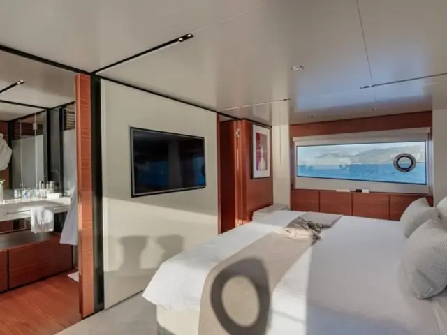 SOUTH | Custom Line Navetta 33 — 37 / 50