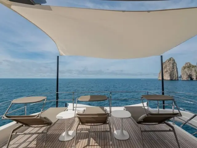 SOUTH | Custom Line Navetta 33 — 17 / 50