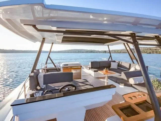 CORE | Fountaine Pajot 67 — 22 / 38