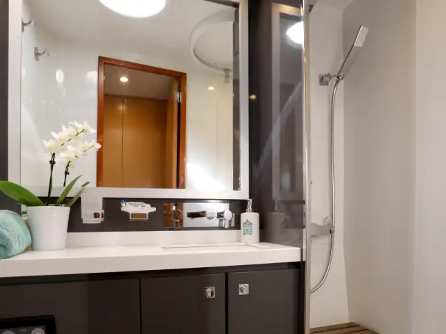 LIR | Fountaine Pajot Victoria 67 — 16 / 22