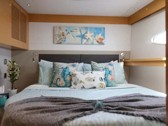 LIR | Fountaine Pajot Victoria 67 — 18 / 22