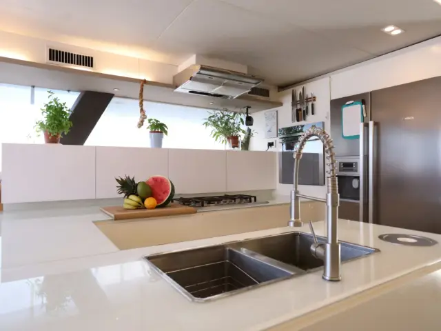 LIR | Fountaine Pajot Victoria 67 — 15 / 22