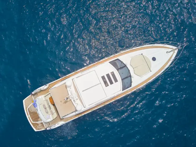 NUMBER 9 | Sunseeker Predator 72 — 4 / 12