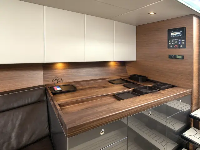 CASA ATLANTIS | Vanquish VQ52 — 10 / 10