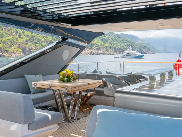 HALEY JANE | Sunseeker 88 — 11 / 64