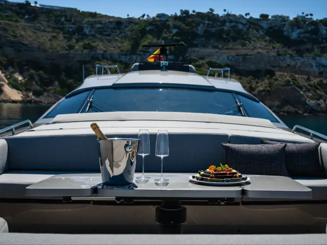 EL MACANN | Pershing 9X — 43 / 84