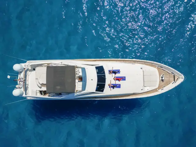 YOLO TOO | Ferretti Custom Line 94 — 3 / 9