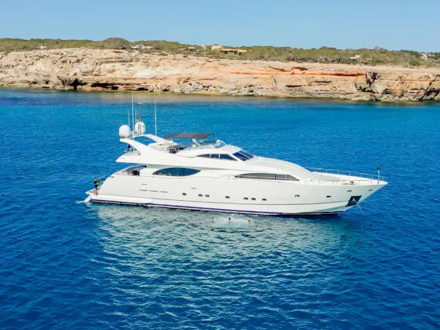YOLO TOO | Ferretti Custom Line 94 — 5 / 9