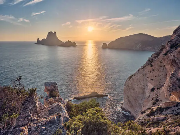 Formación rocosa de Es Vedrà frente a la costa de Ibiza
