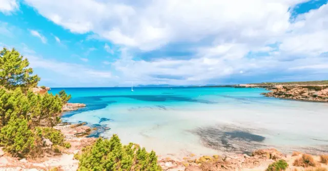 Bahía de Cala Saona en el oeste de Formentera